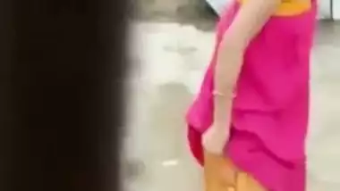 Petticoat bhabhi outdoor bath caught by neighbor