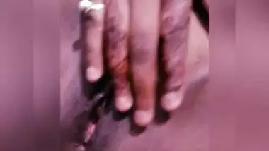 Sexy Bengali hottie Rajni showing her pussy juice